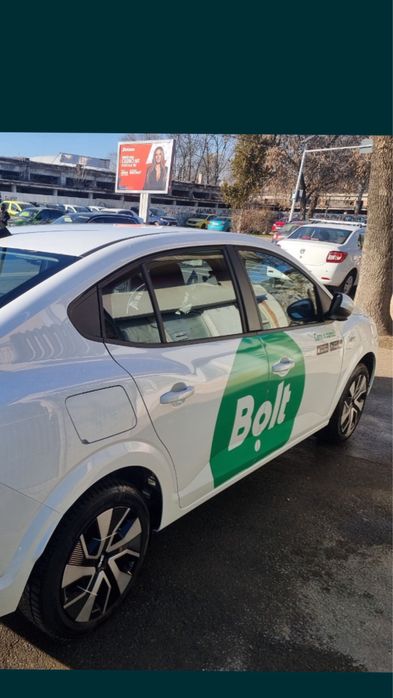 Va dispunem spre inchiriere 10 auto logan 2025 si 2 tesla 3 x pentru u