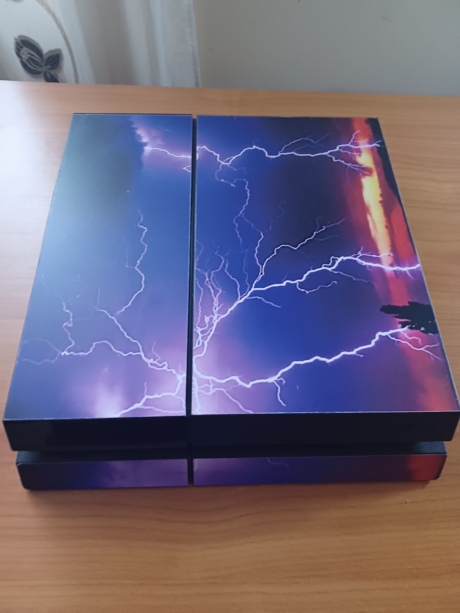 Vând PS4 500GB cu mentenanță, jocuri și 3 controllere originale
