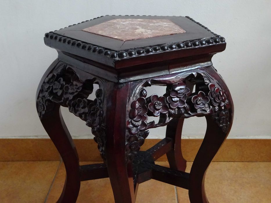 Piedestal stil Victorian, lemn si marmura, Vechi si deosebit