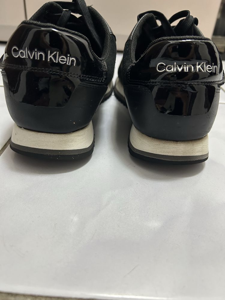 Calvin Klein - Pantofi sport din piele intoarsa cu insertii lucioase