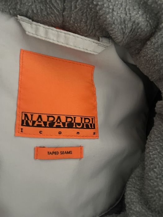 Vand geaca marimea S in stare buna