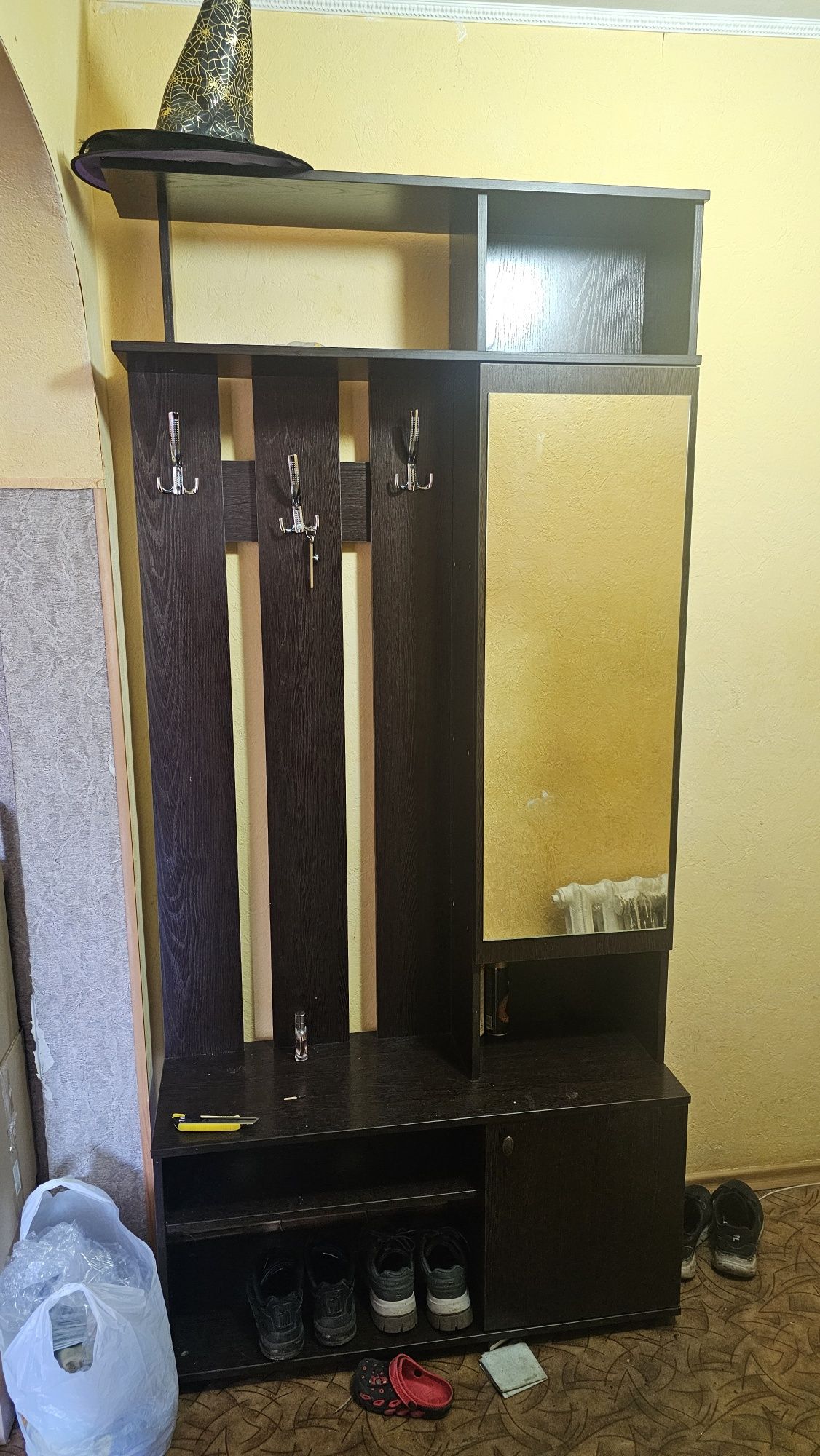 Продам прихожую в коридор