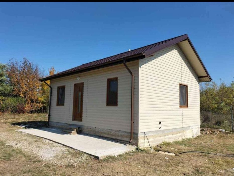 Vând casă tip container pe structură metalică