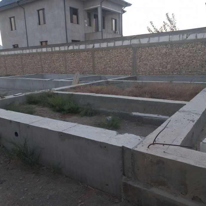 Курилиши тугалланмаган турт томони ураб олинган участка