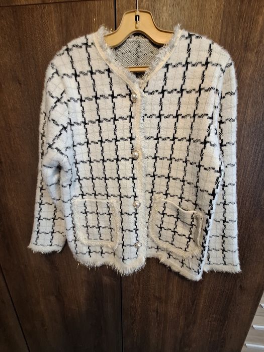 Продавам топла но и елегантна дамкка жилетка/сако
