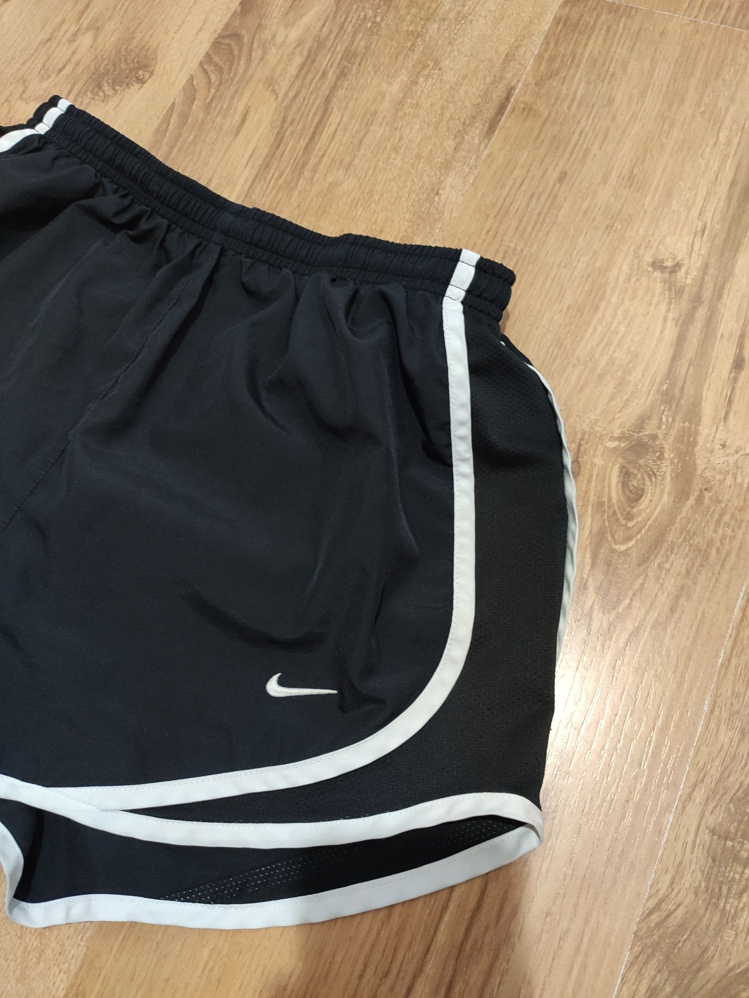 Pantaloni scurți de damă Nike mărimea S