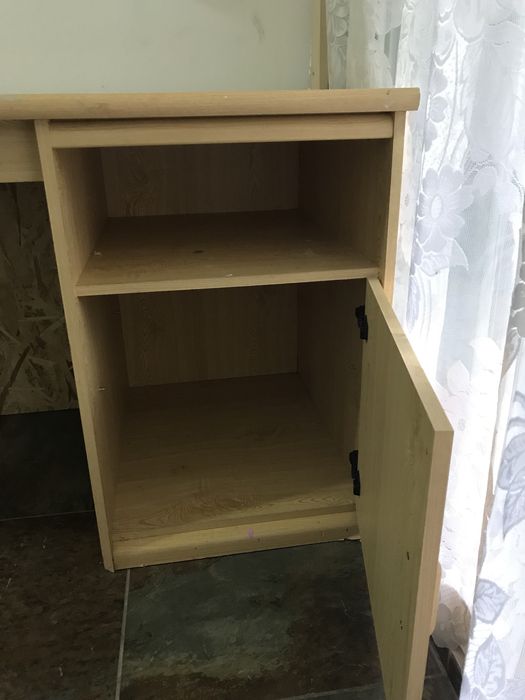 Vand birou de lemn cu spatii de depozitare