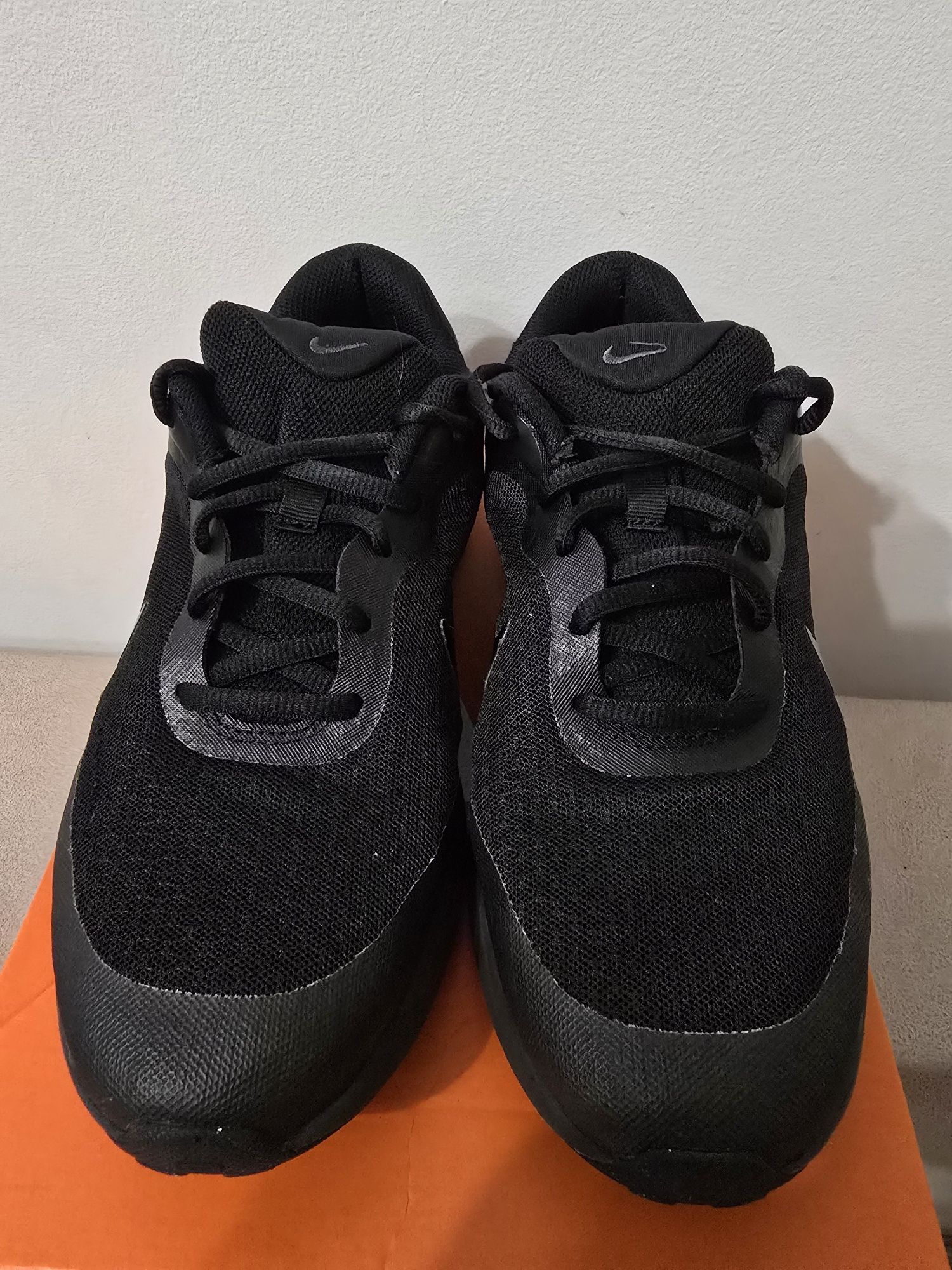Маратонки Nike Revolution 7 номер  38,5