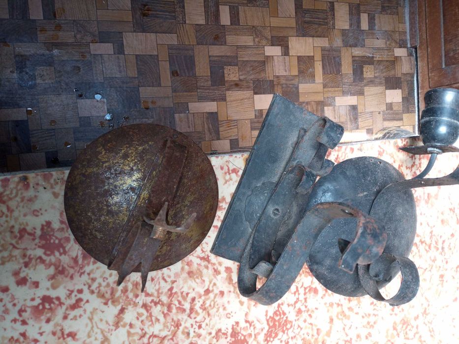 Декоративни метални стенни осветителни тела.