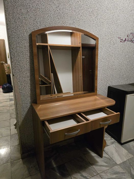 Гардероб (трикрилен) + Надстройка + тоалетка с огледало