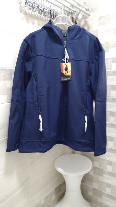 Дамско спортно яке пролет-есен с вталяваща кройка.