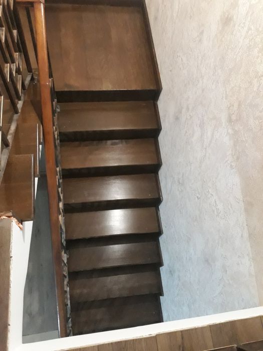 Scări din lemn masiv și usi de interior