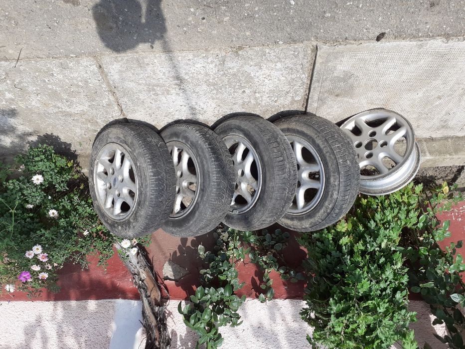 Vand 4 roti de aluminiu cu cauciucuri de vara