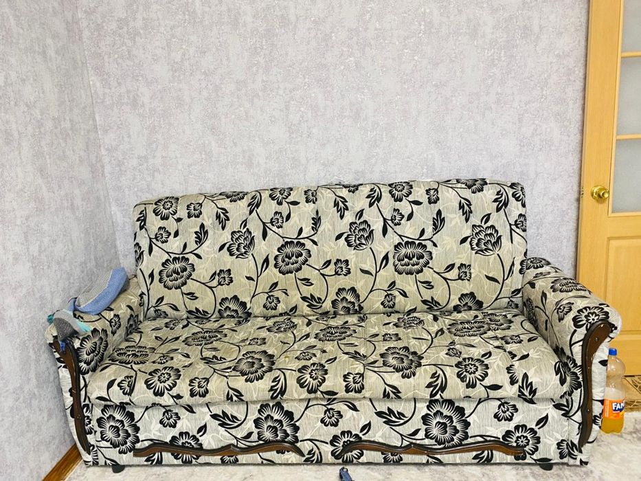 Прихожая и диван