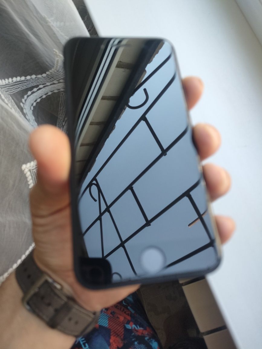 Продам iPhone Se