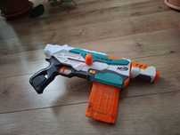 Vând arma nerf atașabil