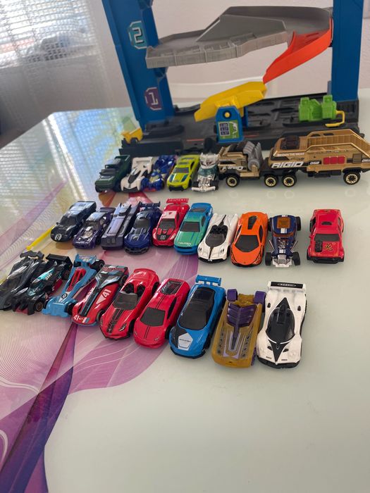 Hotwheels колички и гараж STUNT GARAGE