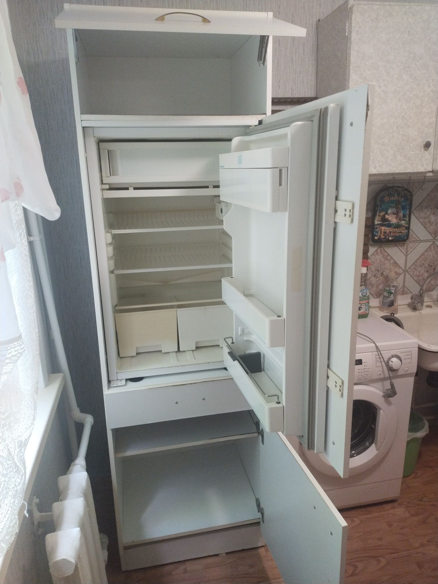 Продам шкаф с встроенным холодильником.