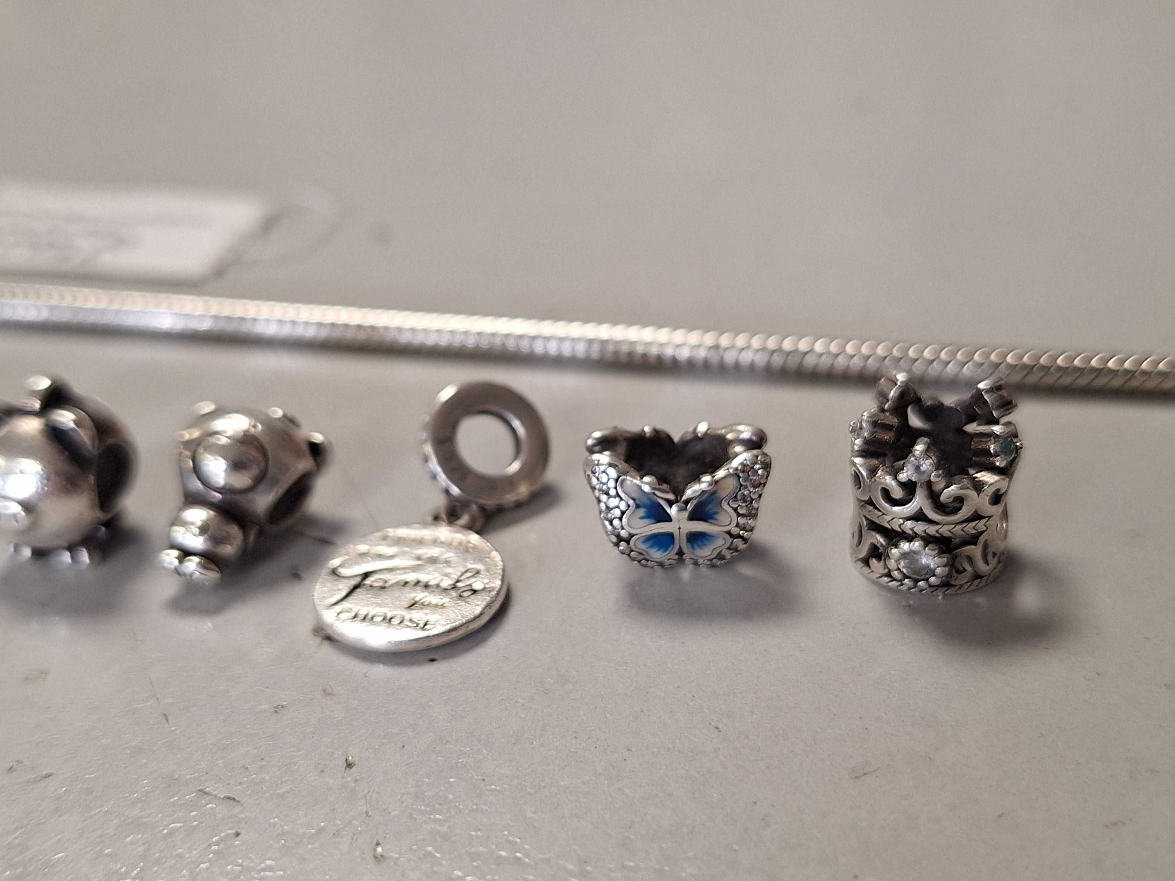 Сребърна гривна Pandora със 9 броя талисмани 37,28гр.