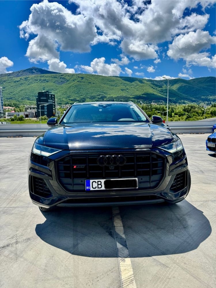 Черен джип Audi SQ8 под наем за абитуриентски бал