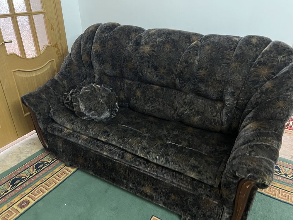 Продам диван с двумя креслами