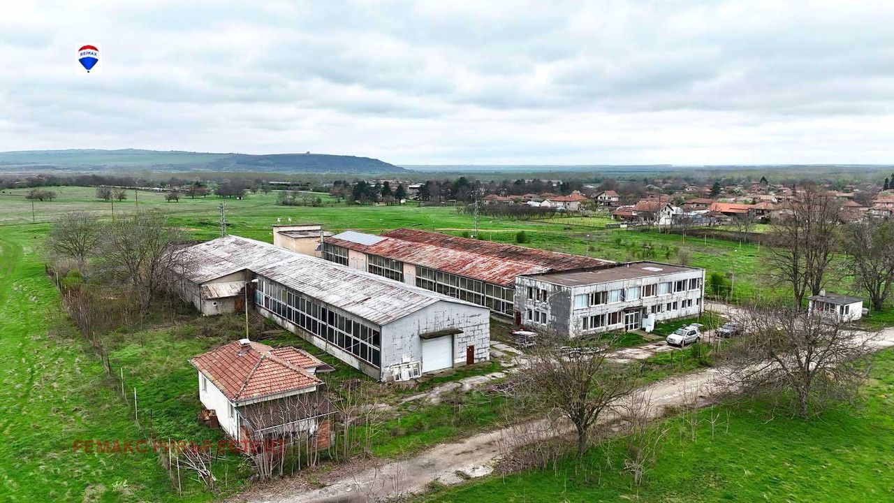 Дава се под наем Склад в с. Новград, Област Русе - 600 кв.м за 612 € - Снимка #2