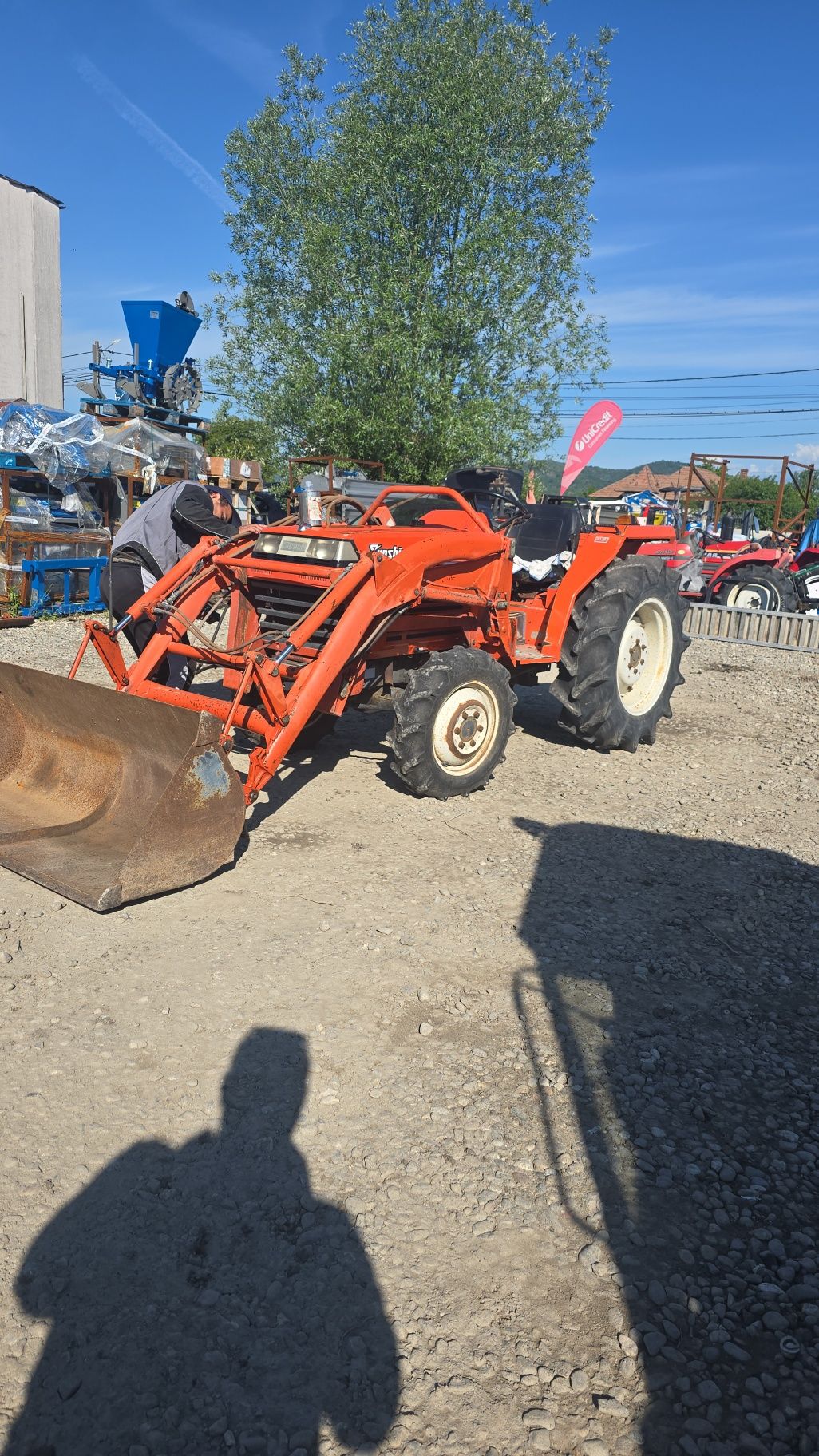 Tractor japonez cu incarcator frontal cupa și freza