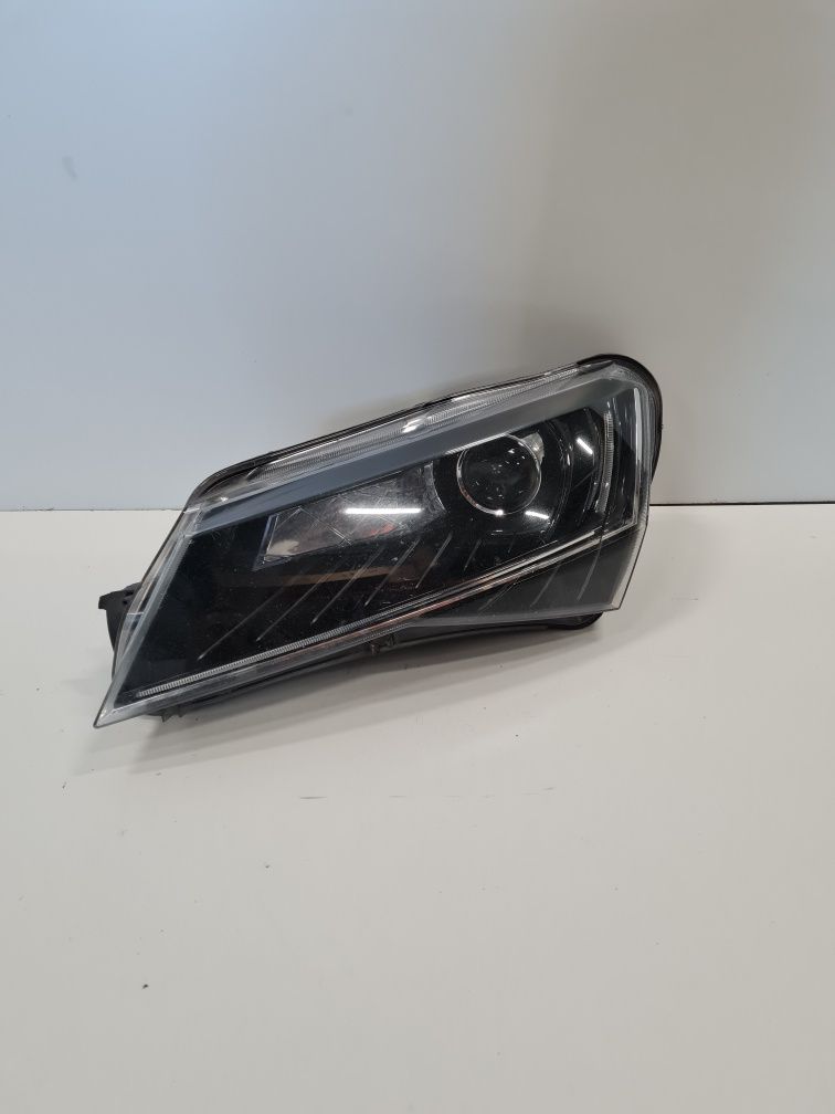 Far stânga bi-xenon adaptiv Europa Skoda superb 3 /cod- 3V1 941 015 B