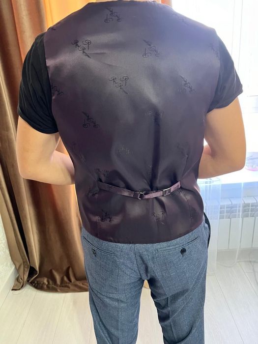 Костюм тройка Новая продам.