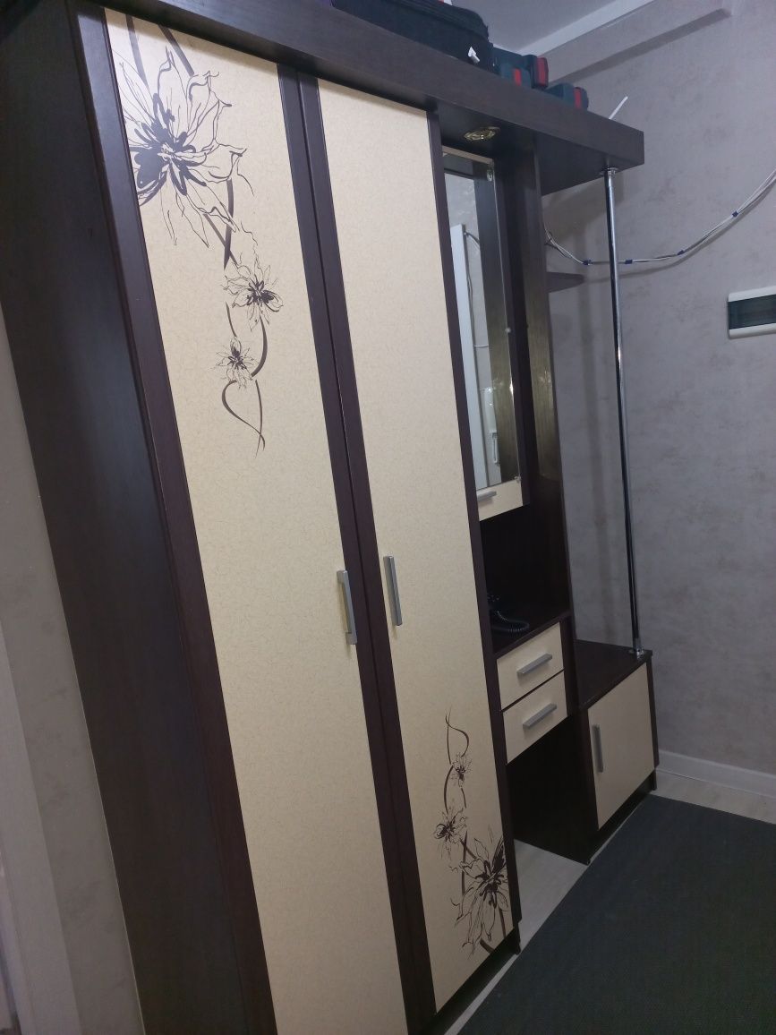 Шкаф в прихожую продам