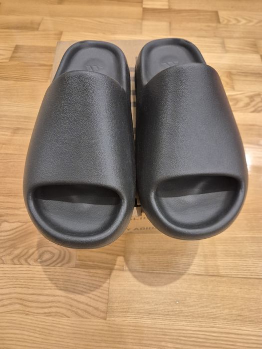 Yeezy slides Noi.