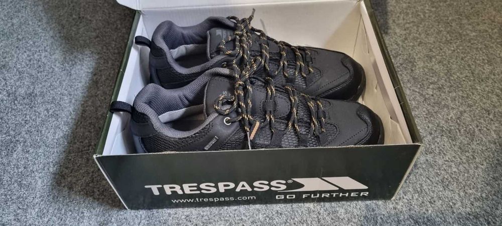 Продавам нови мъжки зимни обувки марка Trespass.