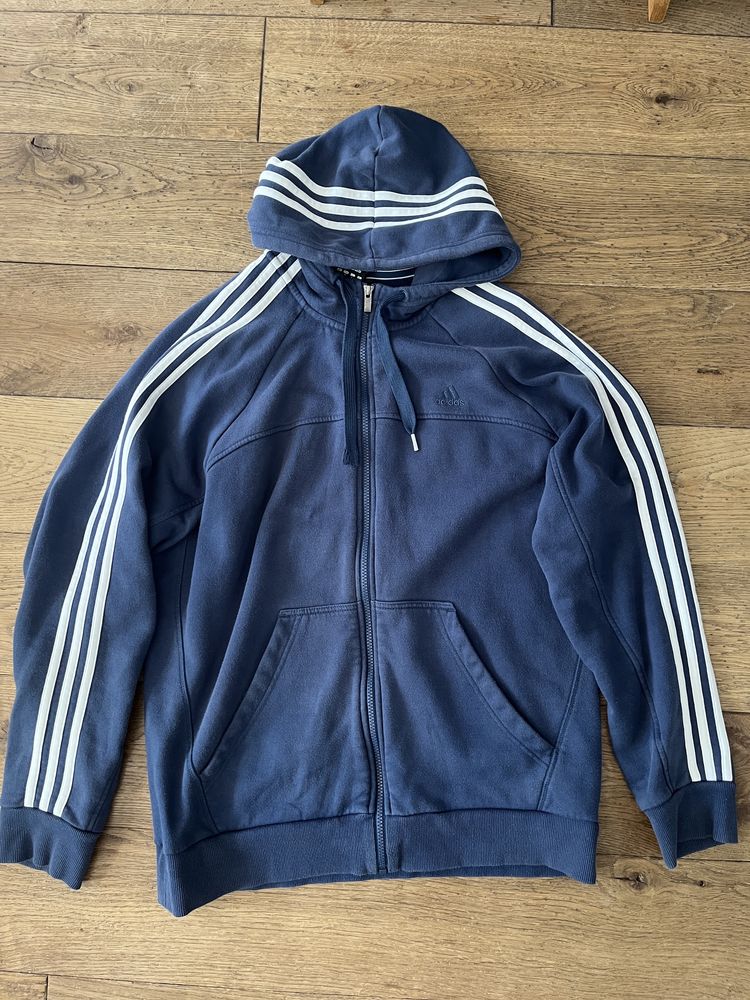 adidas essentials 3 ленти през качулката