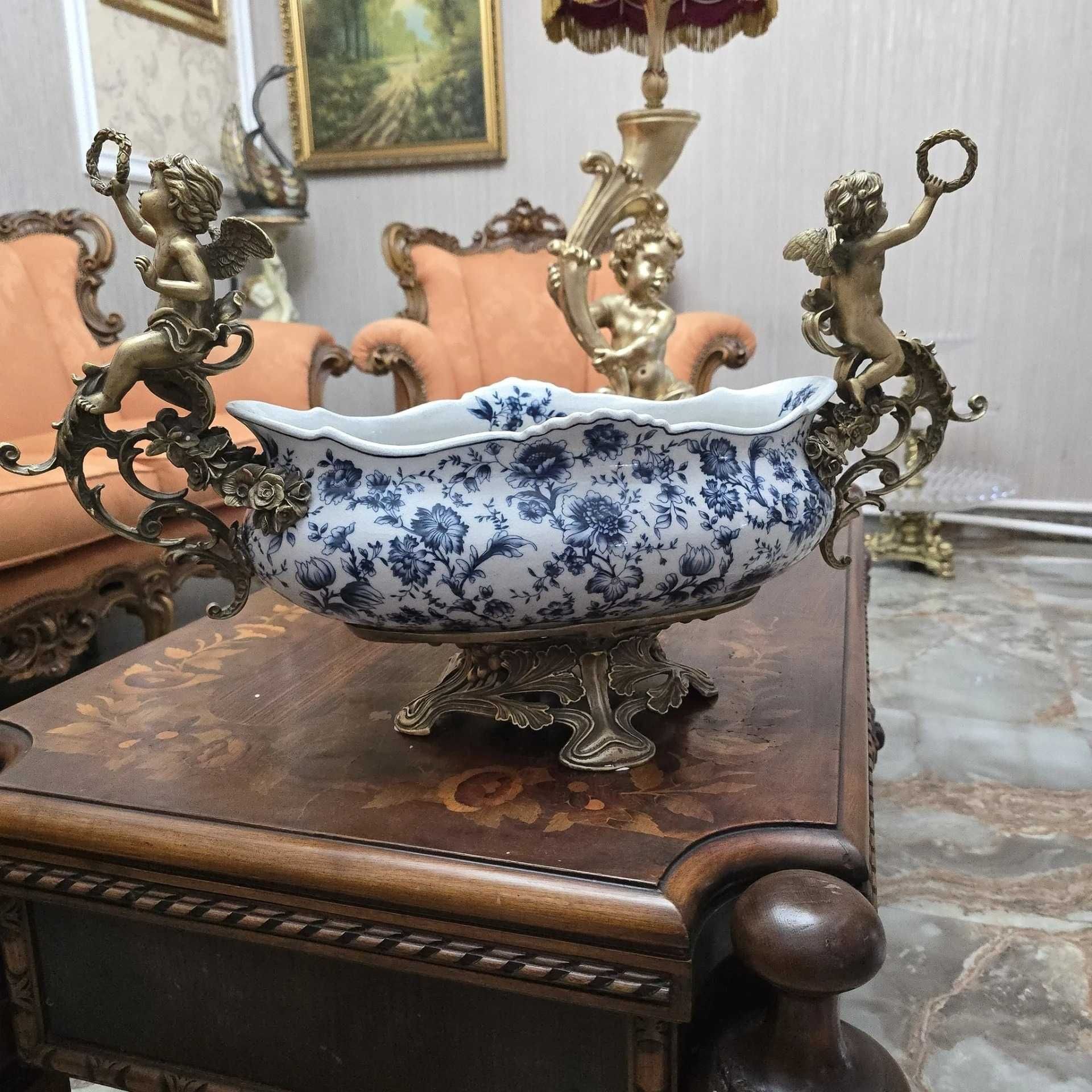 Imensa fructiera din porțelan cu amorasi din bronz.