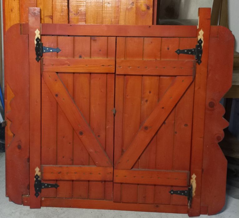 Vand geam și usa lemn cu obloane