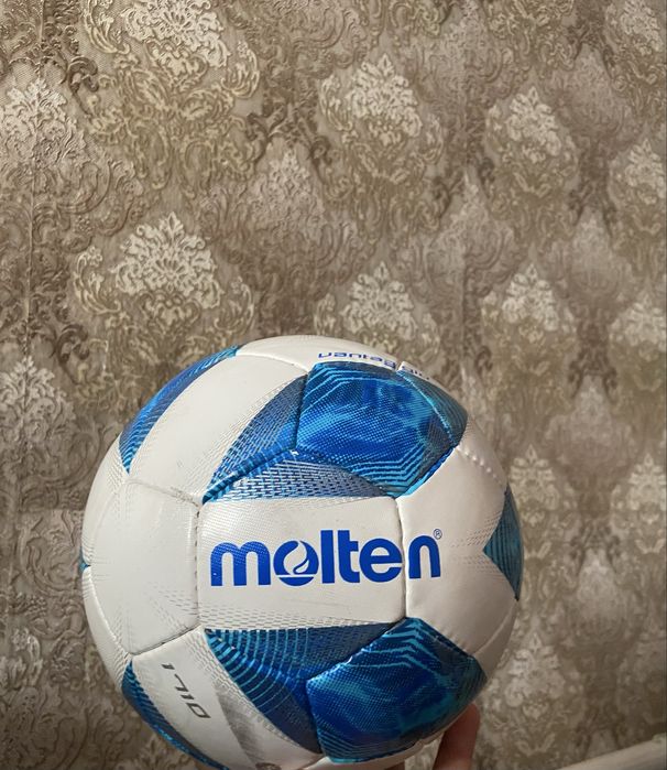 Футбольный мячии