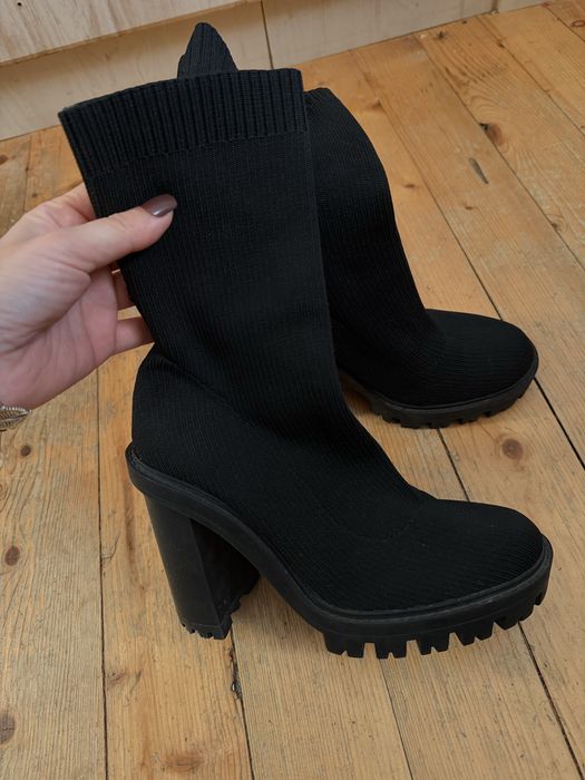 Стилни боти тип чорап на Зара