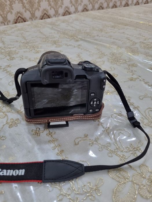 Fotoapparat sotiladi Canon eos r50