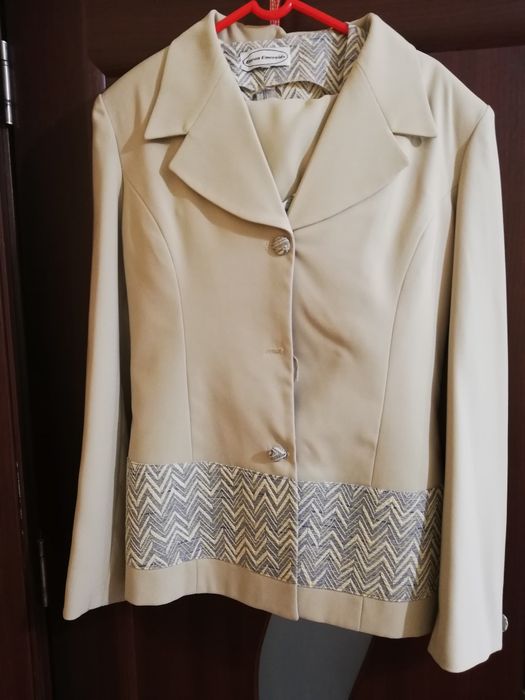 Vând costum 3 piese mărime 42