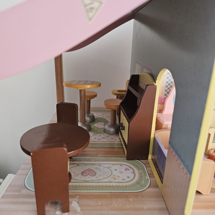 Дървена къщичка за кукли с мебелите