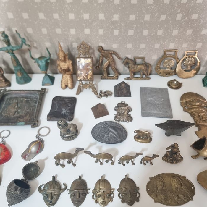 Colecţie obiecte decorative din bronz/alamă – figurine, miniaturi –