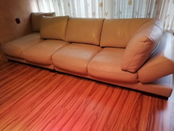 Продава се светло сив кожен диван