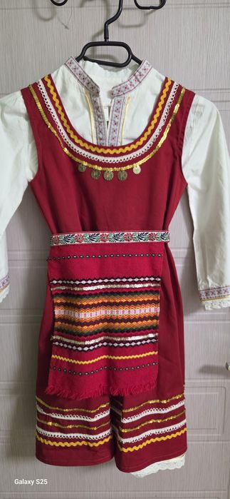 Народна носия за момиче