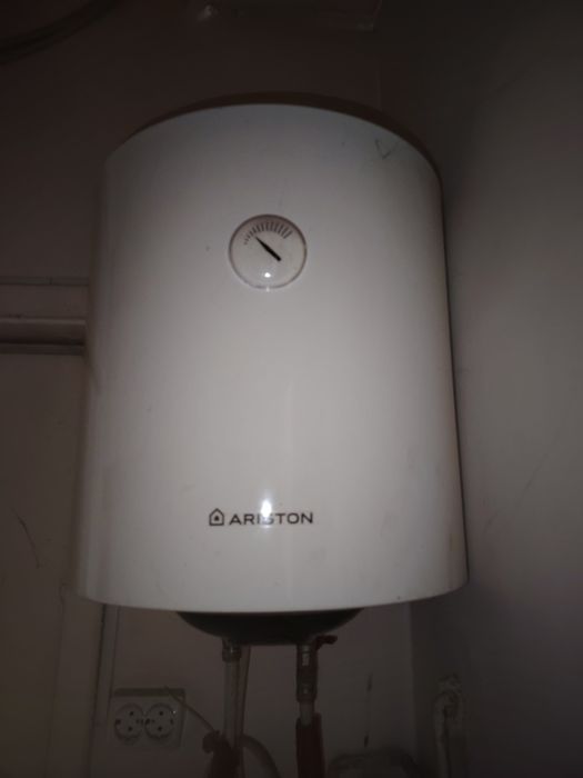 Vând boiler electric