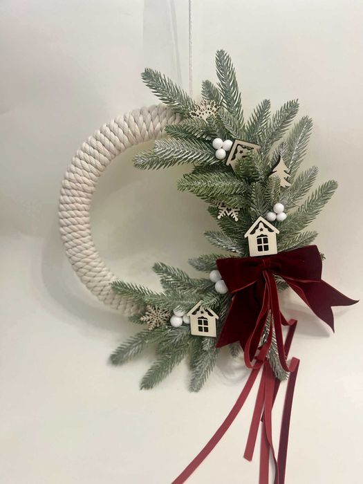 Coronițe de Crăciun lucrate manual – naturale și elegante