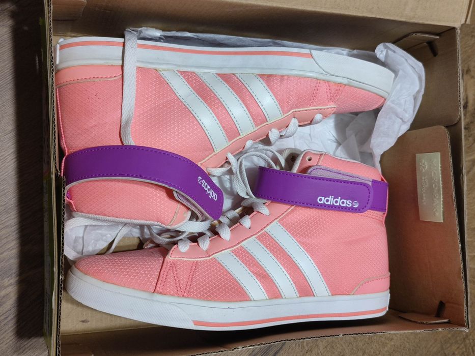 Кецове за момиче Адидас 36ти номер, нови с кутия 45лв.