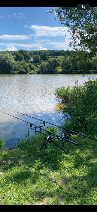 Se vinde combo pescuit 2lansete+2mulinete +(rod pod)