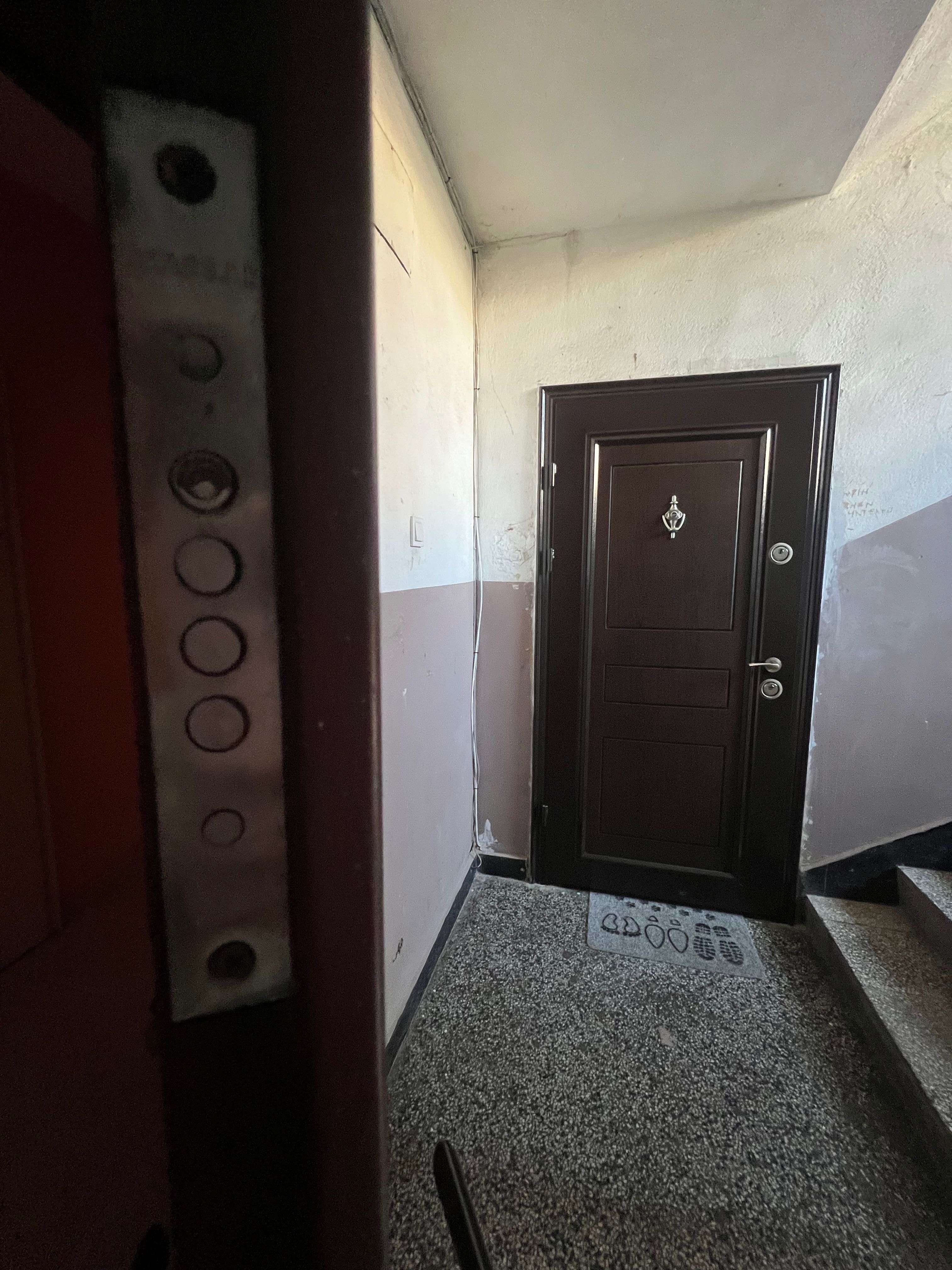 Метална входна врата