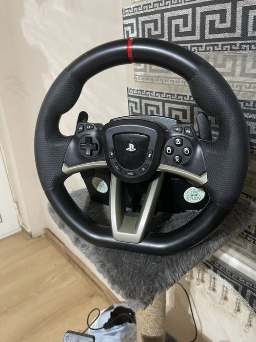 Плейстейшън 4 pro/Ps4 pro с 2 джойстикa, 7 игри и HORI racing wheel!