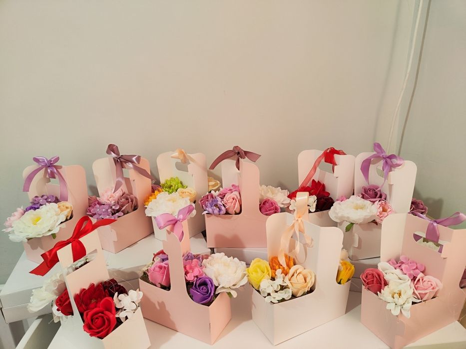 Цветя-рози, хризантеми и лалета в кутия за 8 март, рожден ден,имен ден